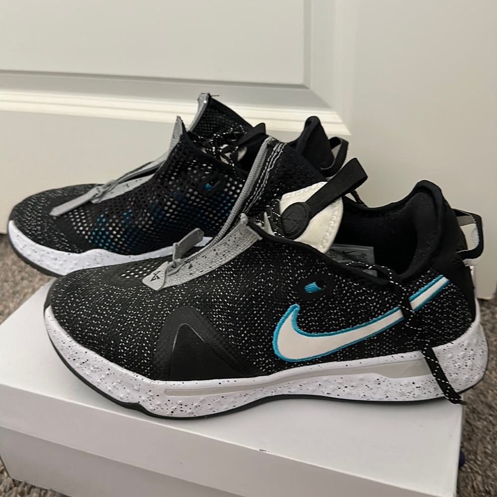 Nike Air Strobel men’s size 9.5 sneaker